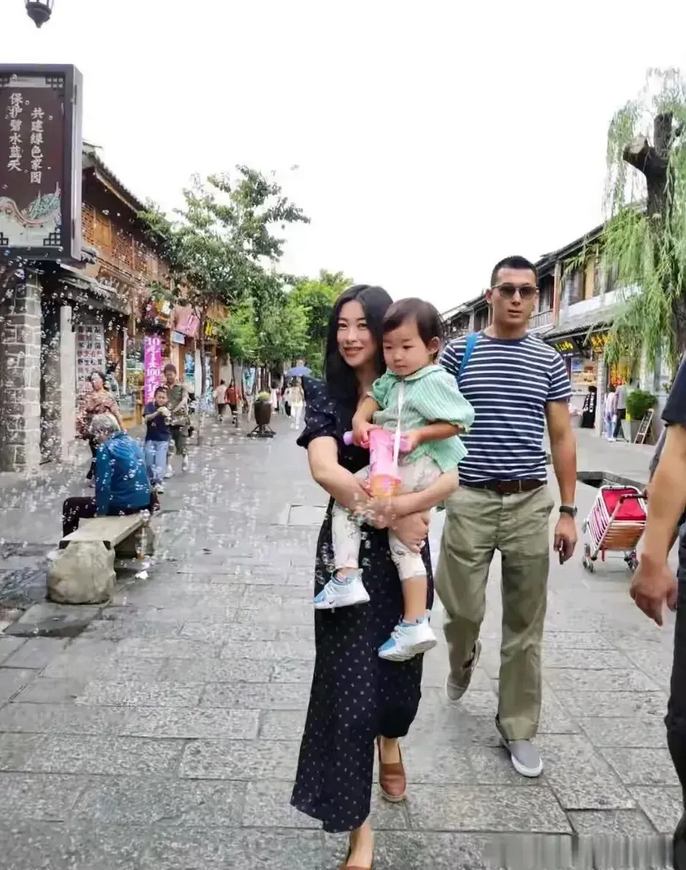 怪不得她的女儿长得一般，因为她自己就做医美了，她应该是娱乐圈中最成功的一个吧