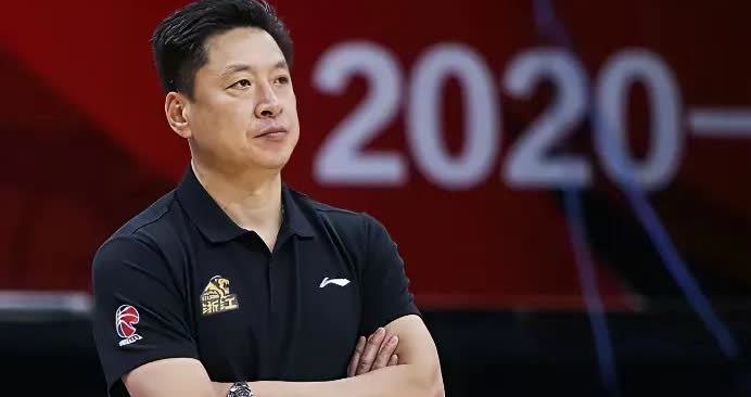 和平分手！CBA教父李春江告别山西男篮。在“假球风波”过后，这位CBA冠军教头被