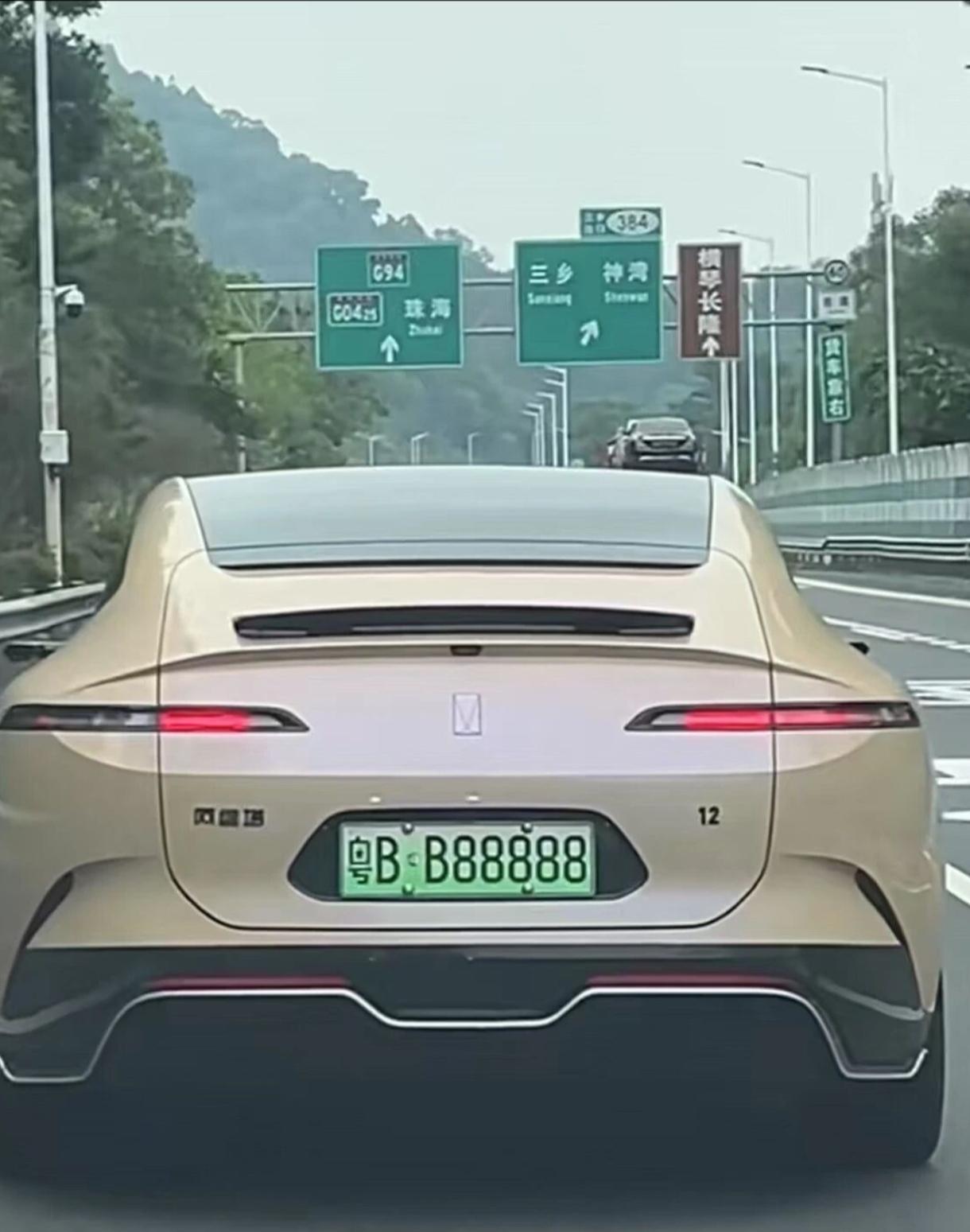 5个8，这车牌吉祥，发了还要发。有人还瞧不起，说新能源车牌没含金说。