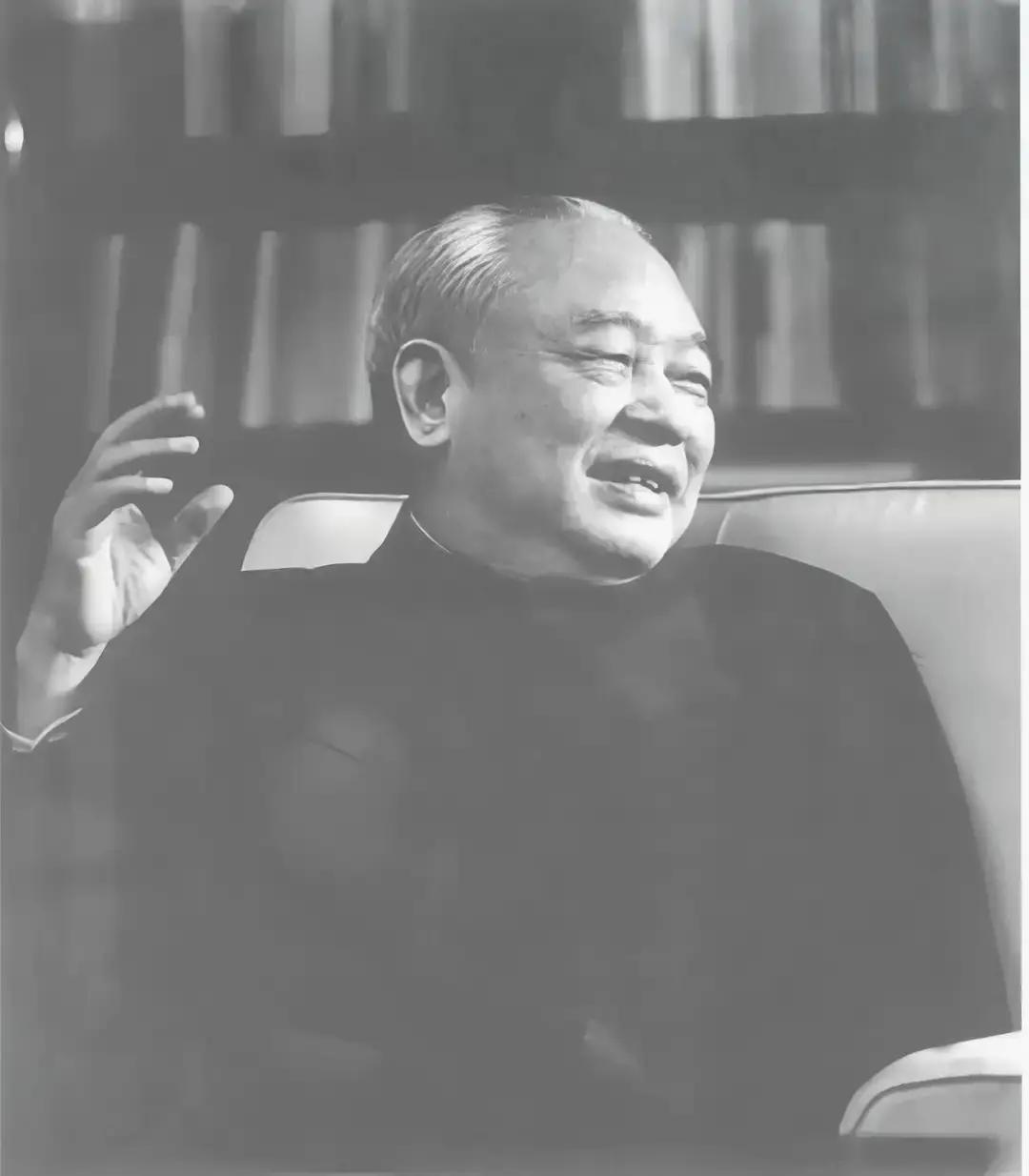 老太太问张国华，你认识我儿子余秋里吗？ 一位老人走进军部，鞋底磨穿，脚上裹着