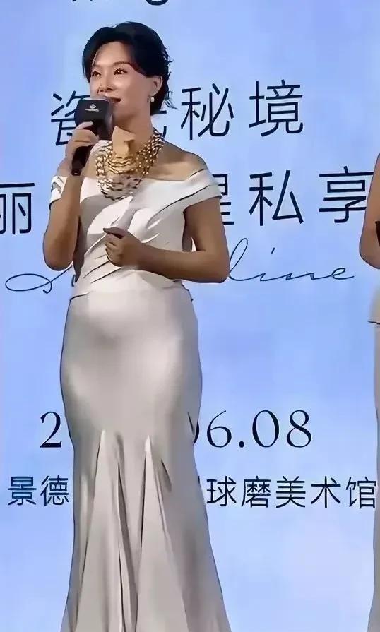 陈数这状态绝了！一袭白裙勾勒出曼妙曲线，珍珠项链显贵气，脸蛋精致，讲话时优雅又迷