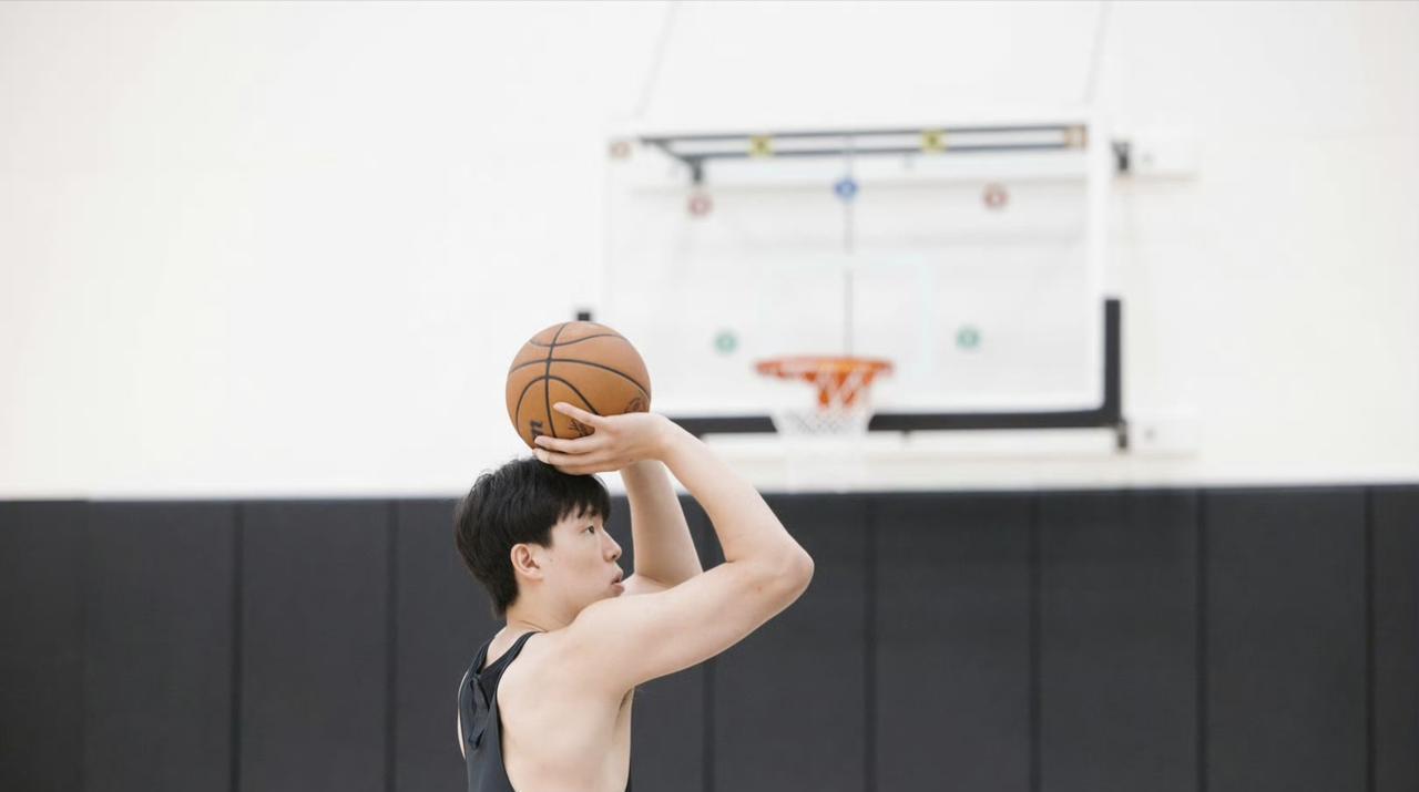 杨瀚森还需提升力量，否则难以在NBA内线立足！杨瀚森在社交平台晒出了自己近期训