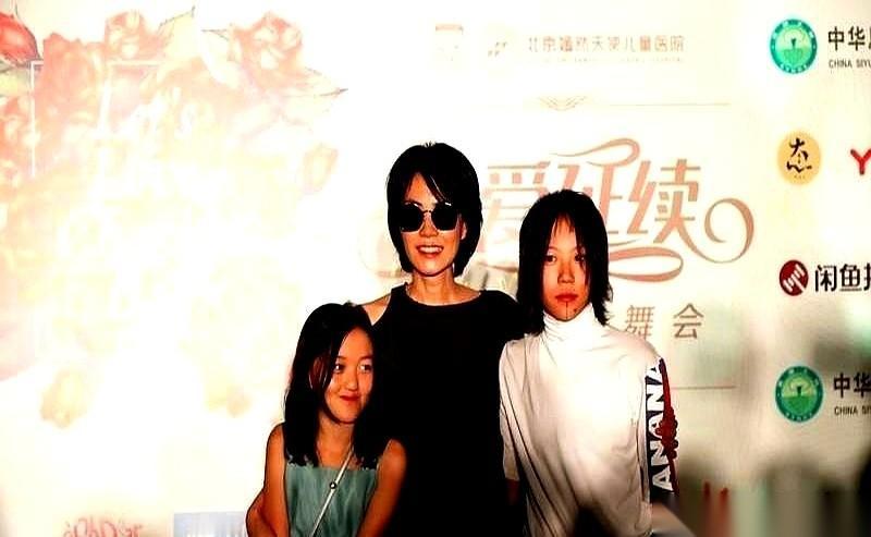 “我妈前夫。”这四个字从窦靖童嘴里一出来，就像一颗钉子，直接钉穿了李亚鹏的直播