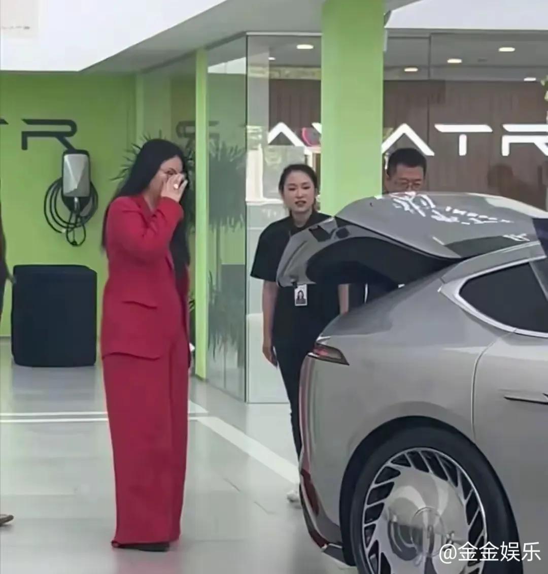 近日，李湘现身长沙为女儿提新车，瞬间成为街头焦点。她身着一袭红色拖地西装，鲜艳色