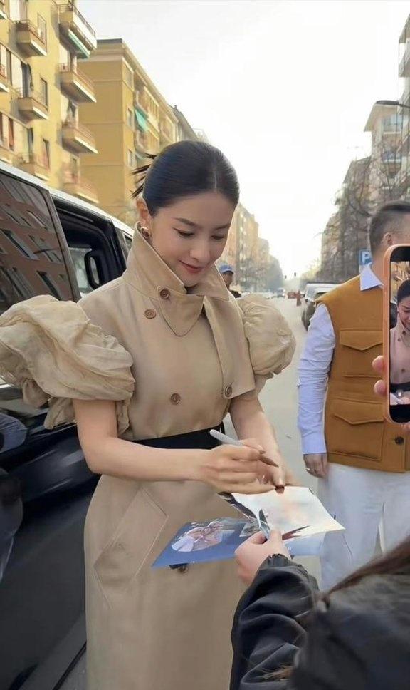 胡可现身米兰时装周，年过半百的她依旧明媚动人，这状态也太好了吧？确定50岁？