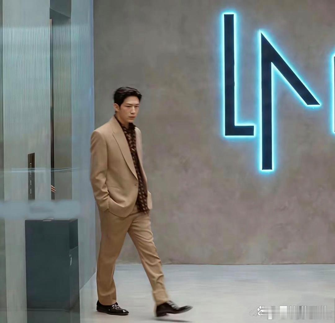 本来以为五五分身比例的霸总已经够荒唐了，结果内娱又冒出个六四分的，第一眼瞅过去简直像一米四的矮子。井