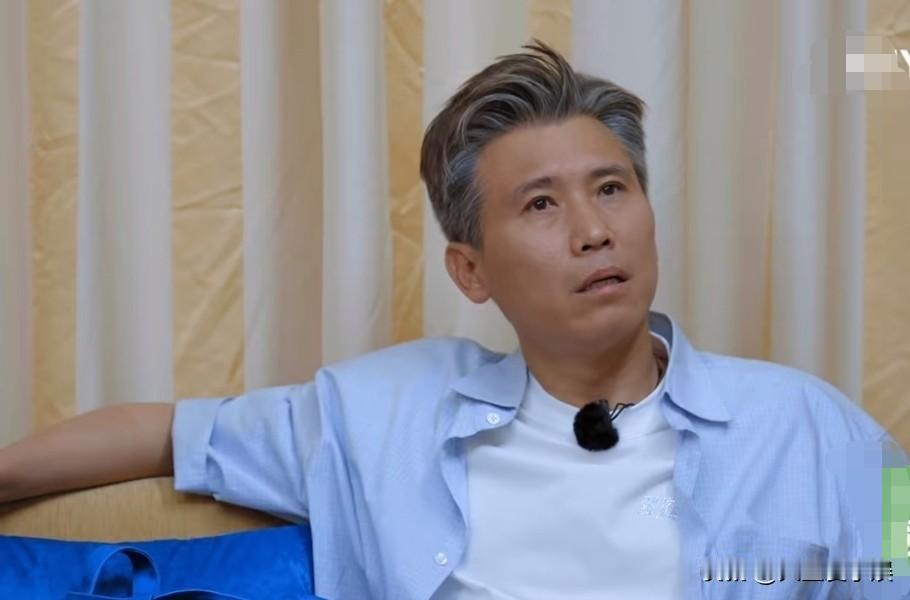 李乃文问胡军：“哥，你跟瞿颖熟吗？”胡军停顿了几秒说：“还行。”看他回答迟疑