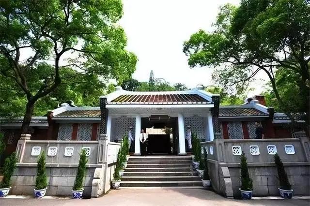 两蒋灵柩现状：台湾不想要，亲人懒得管，“台独”分子泼油漆泄愤。蒋介石当年带着儿子