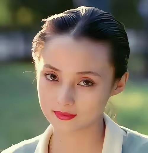 当年蒋勤勤刚进大学第一天，整个校园都轰动了。我直接翘课，高晓松也从清华特意赶过来