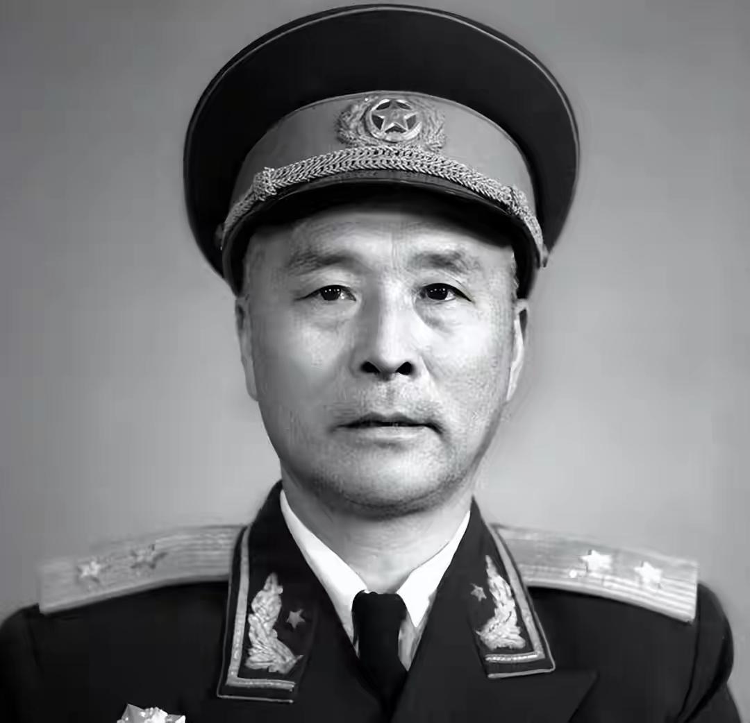 这位将军数次被降职，授衔时原定少将，很多战友强烈抗议1955年秋天，全军首次