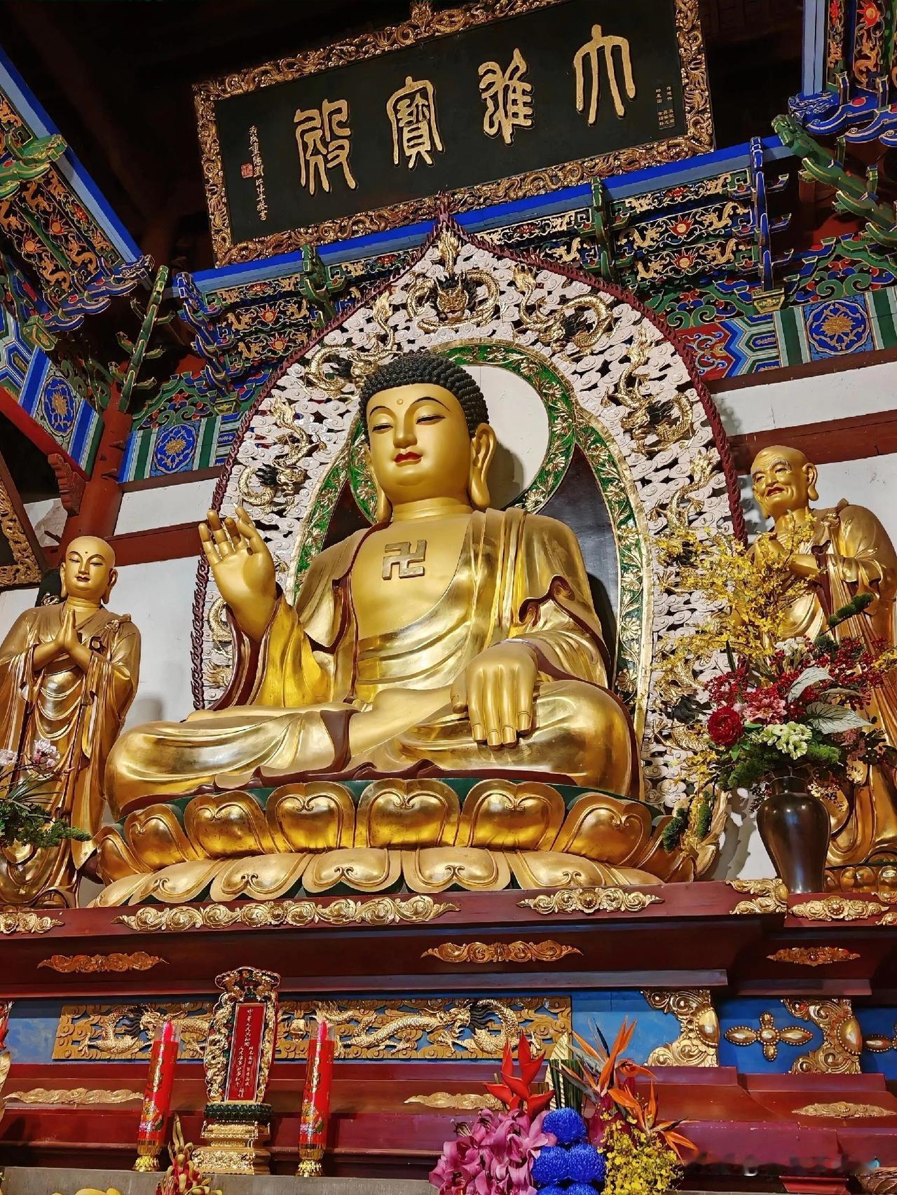灵顺禅心，财福同修踏入灵顺宝殿，金像澄明，法相庄严。释迦牟尼佛结跏趺坐，眉
