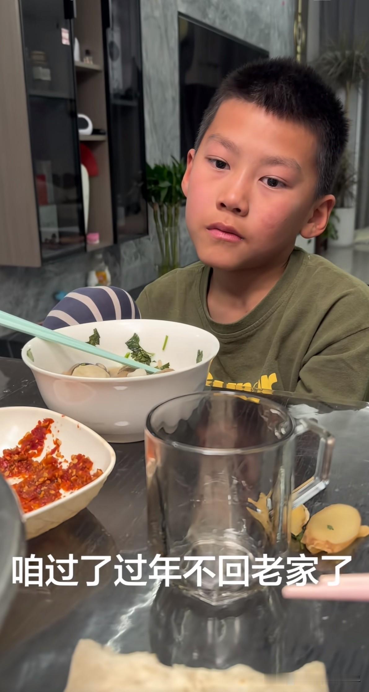 这也许就是生男孩的意义吧！近日辽宁大连一位妈妈在吃饭的时候，告诉自己8岁的儿子，