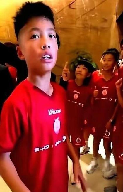 12岁的中国足球小将孟新艺，在央视直播的颁奖礼上,主持人让他现场来个后空翻，他拿