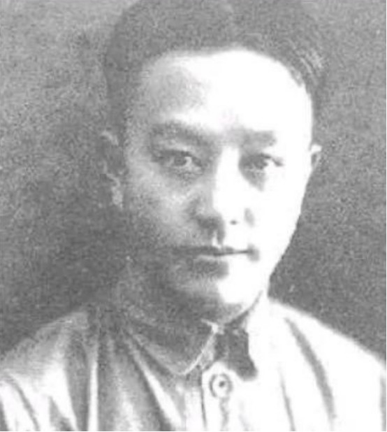 1937年的党内暗涌：王明归国夺权时，毛主席又被孤立，只有贺龙明确支持毛主席。