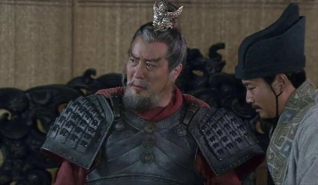 189年八月，洛阳出了件怪事。大将军何进想杀宦官，下不了手。手下头号智囊袁绍递上