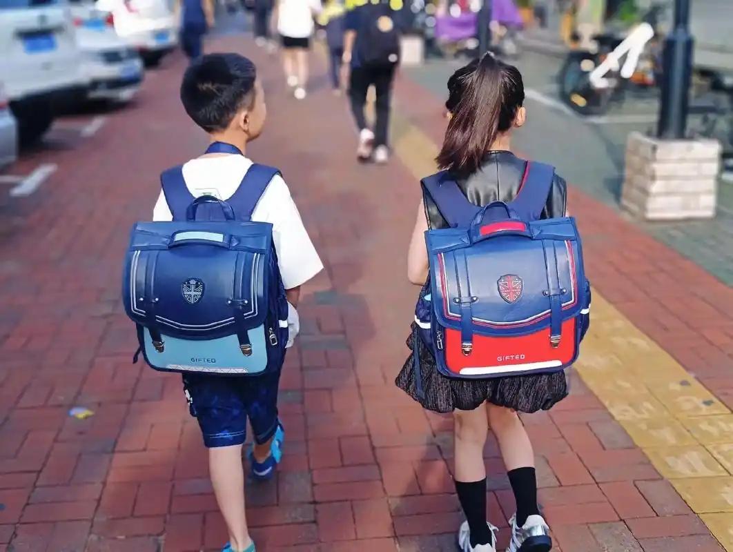 🌛穷养儿，富养女，这几乎是中国80%以上的家庭的育儿基本方针。如果你问他们