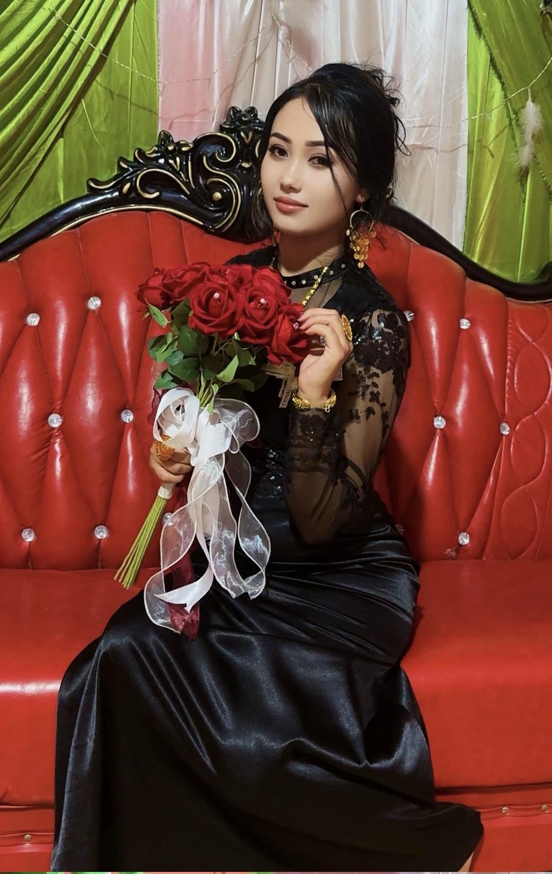 优雅黑裙搭配红玫瑰，坐于复古沙发，尽显浪漫风情
