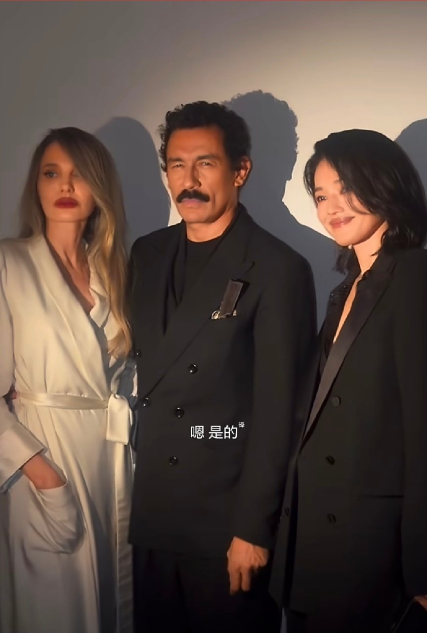 朱莉眼睛怎么了颜值依旧能打，就是眼部状态看着让人忍不住心疼