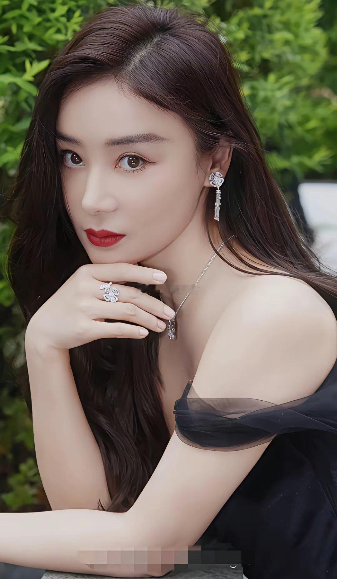 袁姗姗曾是于正御用女主，如今只能给马思纯作配，不是资源不行，不是花期太短，而是输