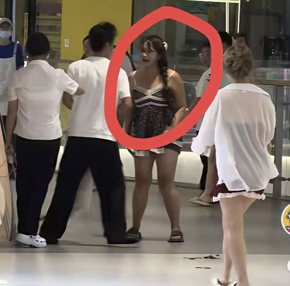 长沙商场，吊带裙女子遛狗不牵绳，狗吓到男子女友，男子上前理论，要求道歉，可女子态