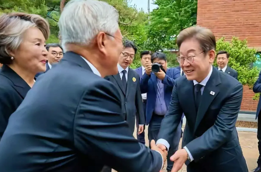 真不愧是文在寅的衣钵继承人！才刚上任，李在明就开始“新官上任三把火”了，而第一把