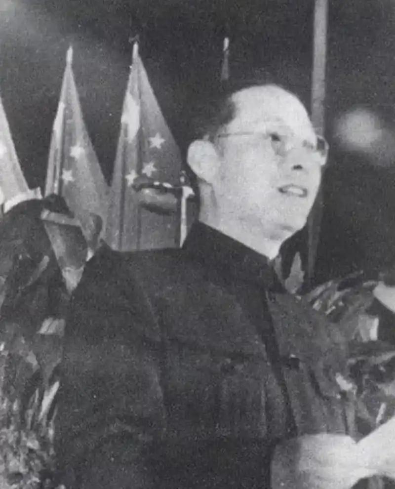 1954年，上海公安功臣胡均鹤赴北京领奖，刚进大门，却被当场戴上手铐。195