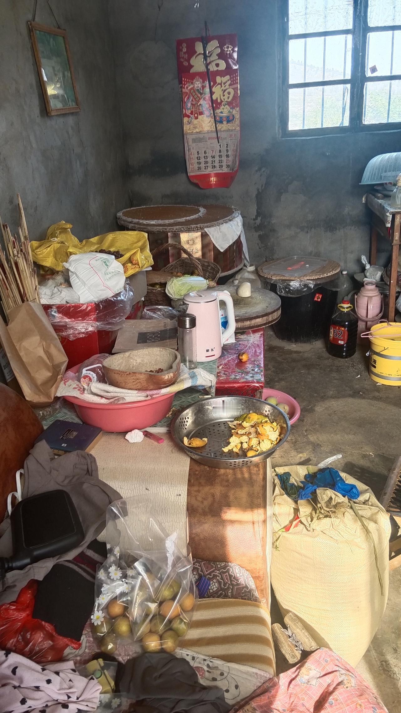 全网找不出来第二家了，看看我婆婆家，用三个字就可以形容了，脏乱差！院子里一片狼藉