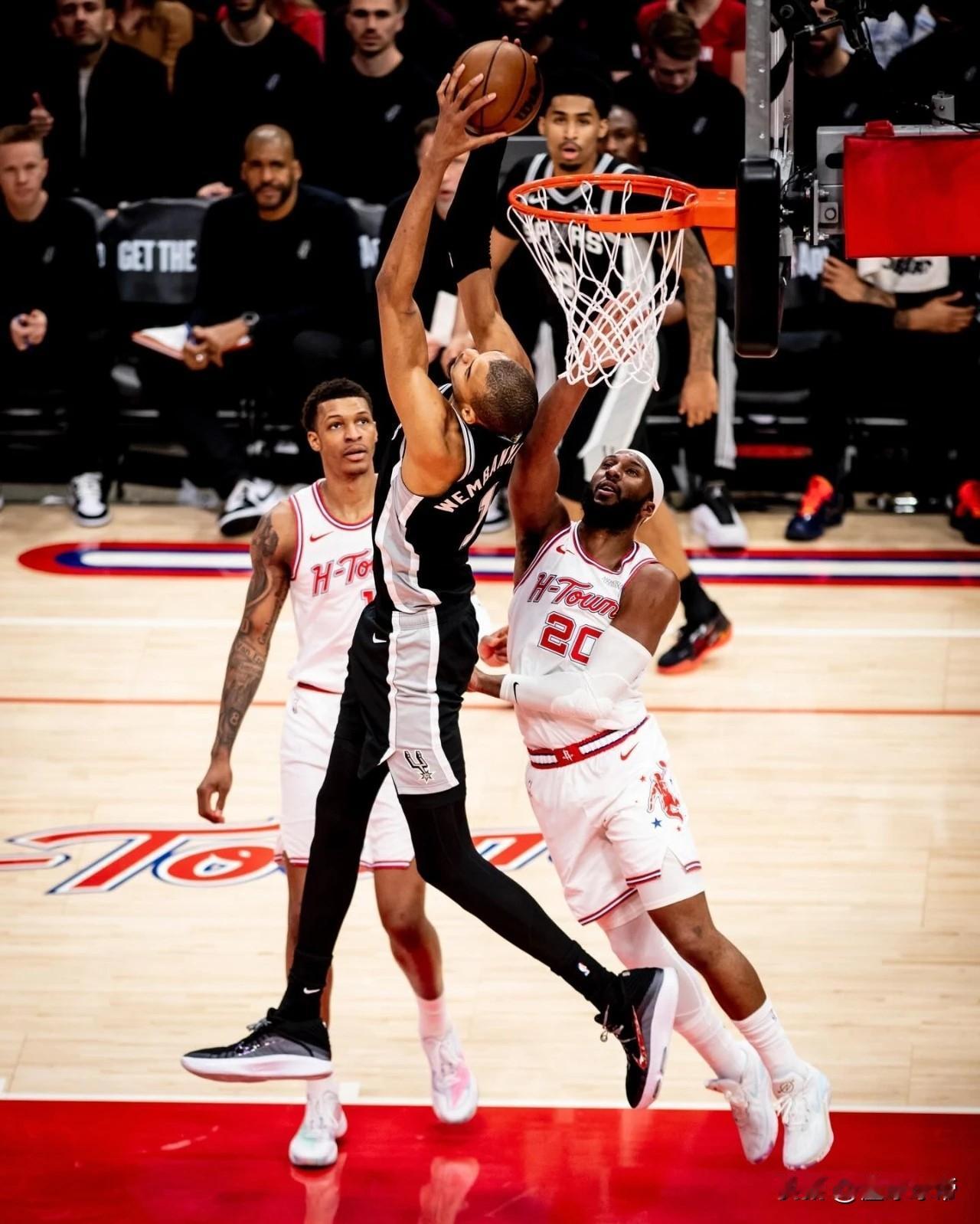 听说申京是文班的克星？文班亚马爆砍28分16篮板5盖帽打爆火箭!在今天火箭与