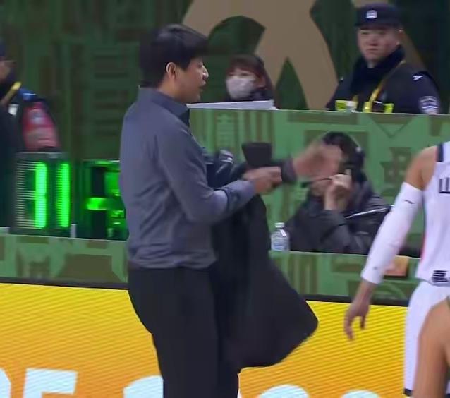 深度剖析邱彪。1、性格上偏软。做人做事不够狠。总是笑面虎一般，不像个爷们。男人