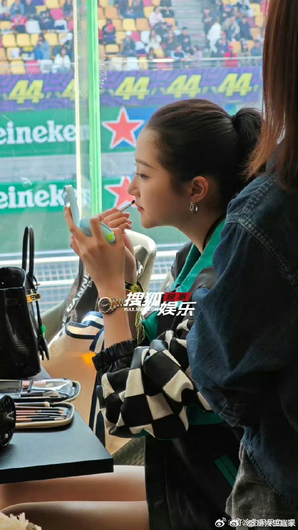 哇上海F1赛场偶遇了关晓彤，F1路人视角也好美的完全女大学生