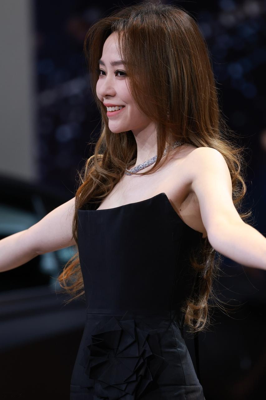 最近张靓颖在广州出席活动的时候穿了一件黑色的抹胸裙，看起来高雅又迷人。她的身