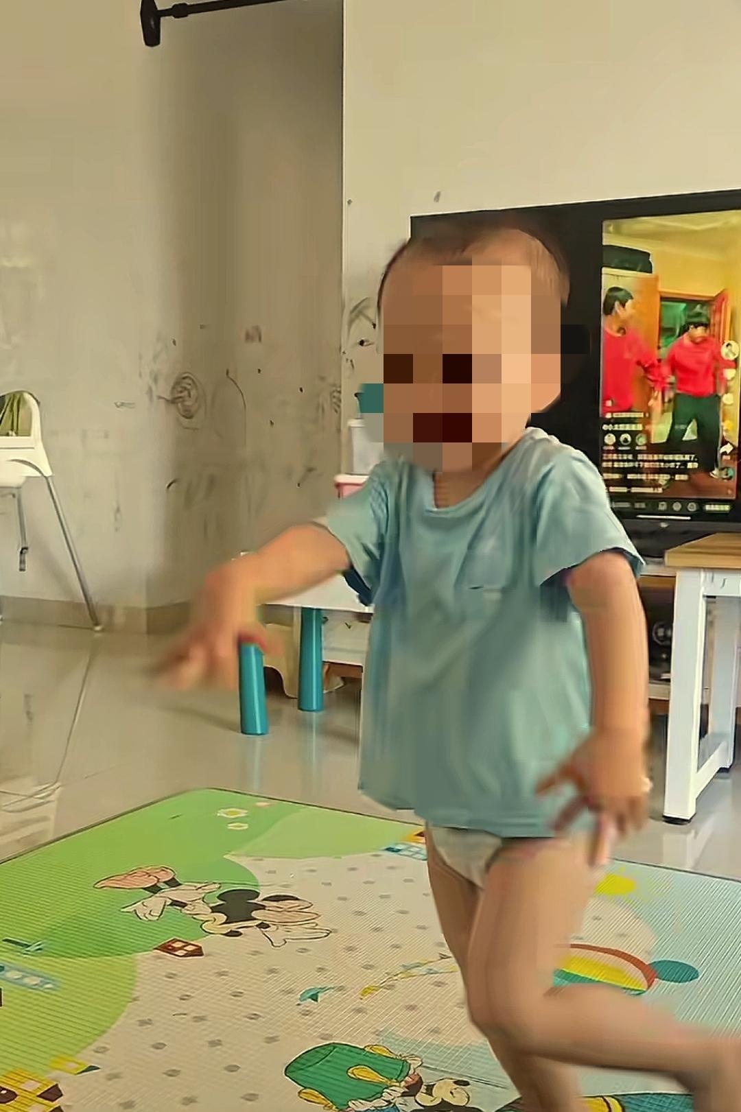 “差点解释不清了。”广东，妈妈带孩子看电视，3岁男孩突然跟随电视跳起了拉丁舞，像