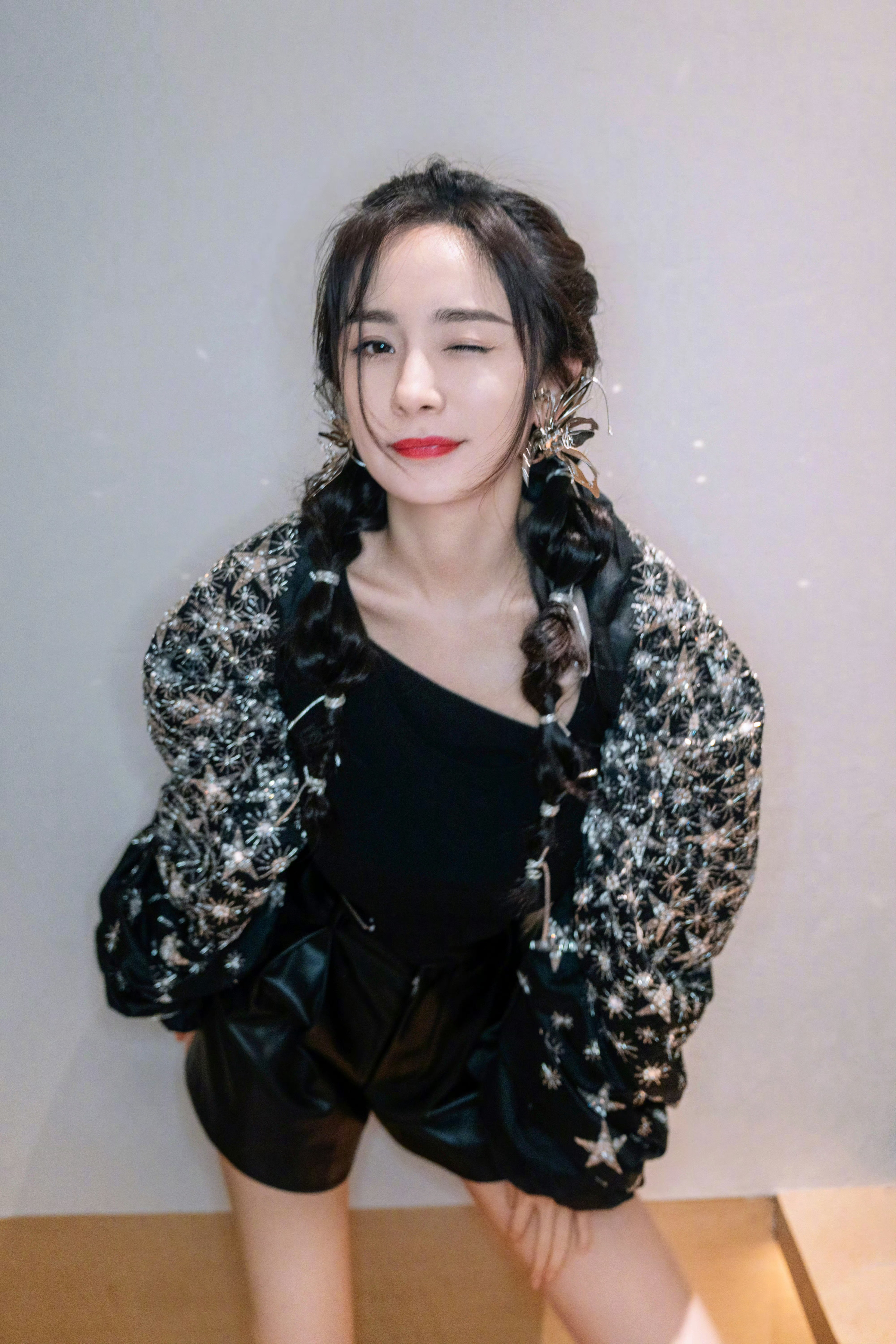 杨幂ym杨幂宁绣绣给未完成的故事留一扇虚掩的门，梦会顺着月光爬进来，把现实揉