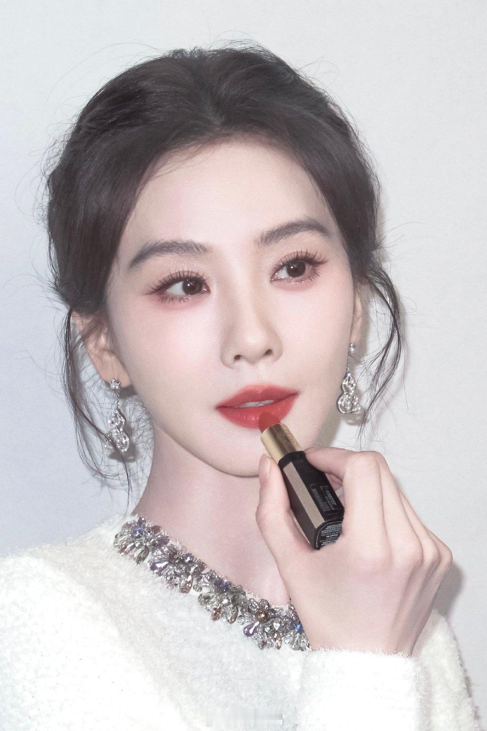 呜～刘诗诗美的发光，图3白月光啊精致的连头发丝都很精致，越怼脸越权威