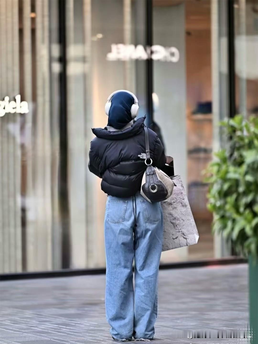 我发现一个奇怪的现象就是天冷了之后，大街上的女人几乎全都都穿着宽松的阔腿裤，上