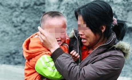 女儿发育不全, 20岁还在穿开裆裤, 妈妈: 一定会照顾好她