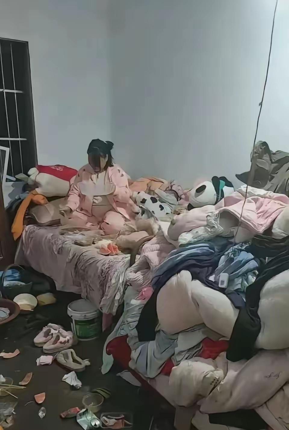 “这是娶了个祖宗？”小伙外出打工两月，回家后发现天塌了，屋里杂物堆得无处下脚，堪