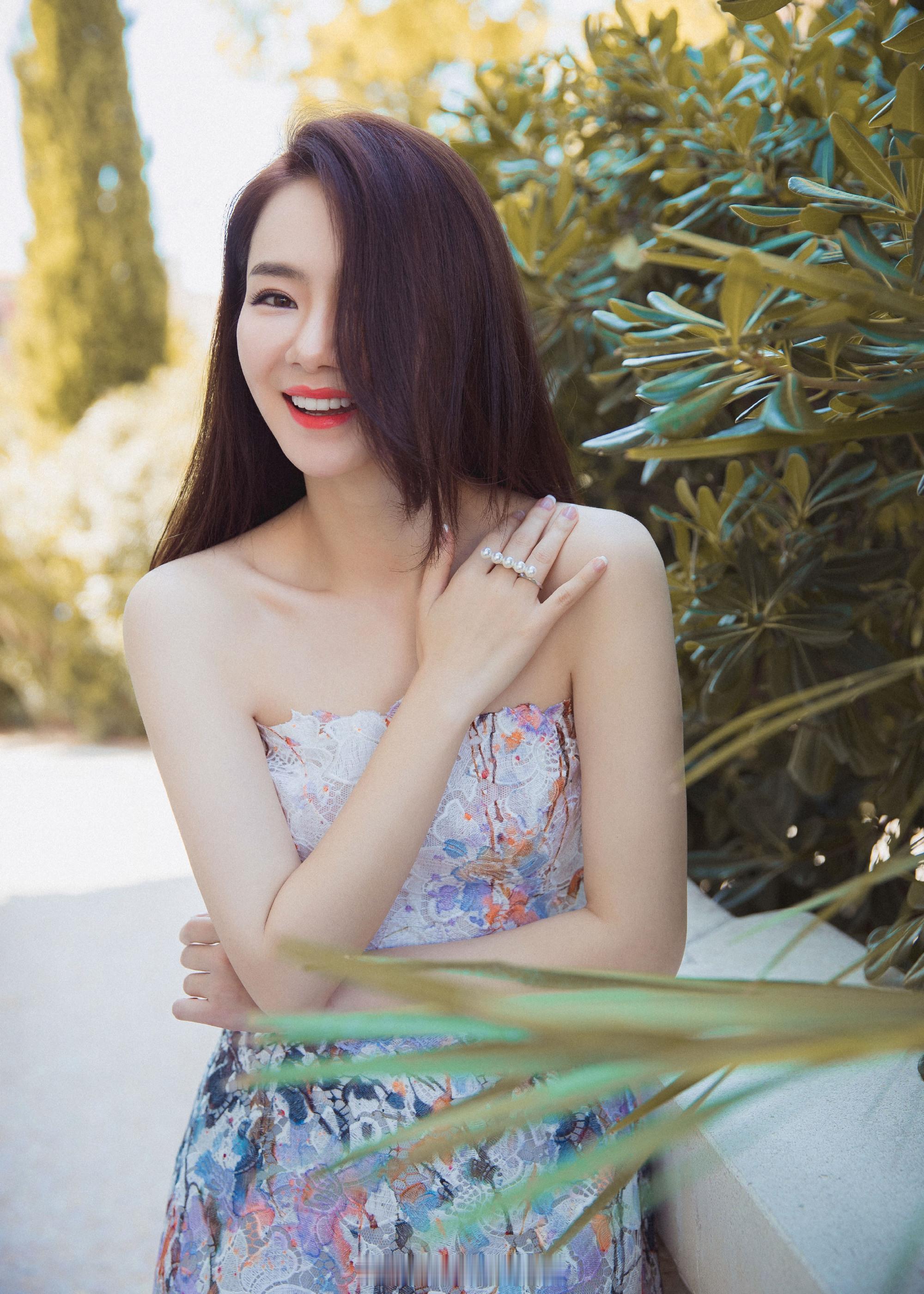 戚薇裙子好看人更美