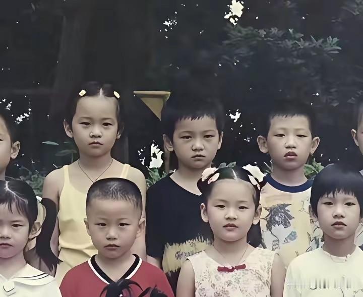 笑死我了！有网友发了樊振东小学照片，就见东哥嘟嘟着嘴，一副受欺负的样子！结果