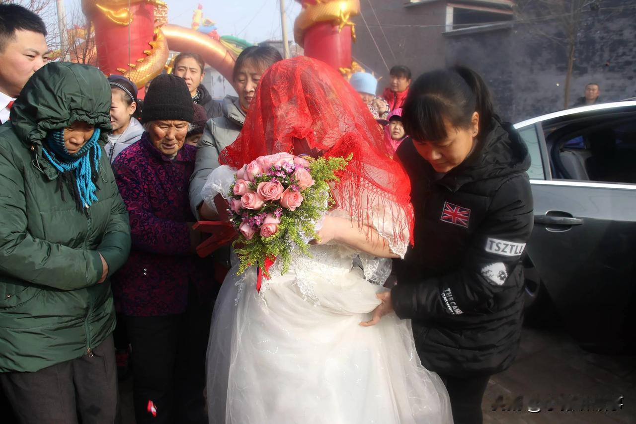 小妹妹结婚，大伯和舅舅都来了，等到入席的时候大伯坐在了主位，舅舅看了半天最终没有