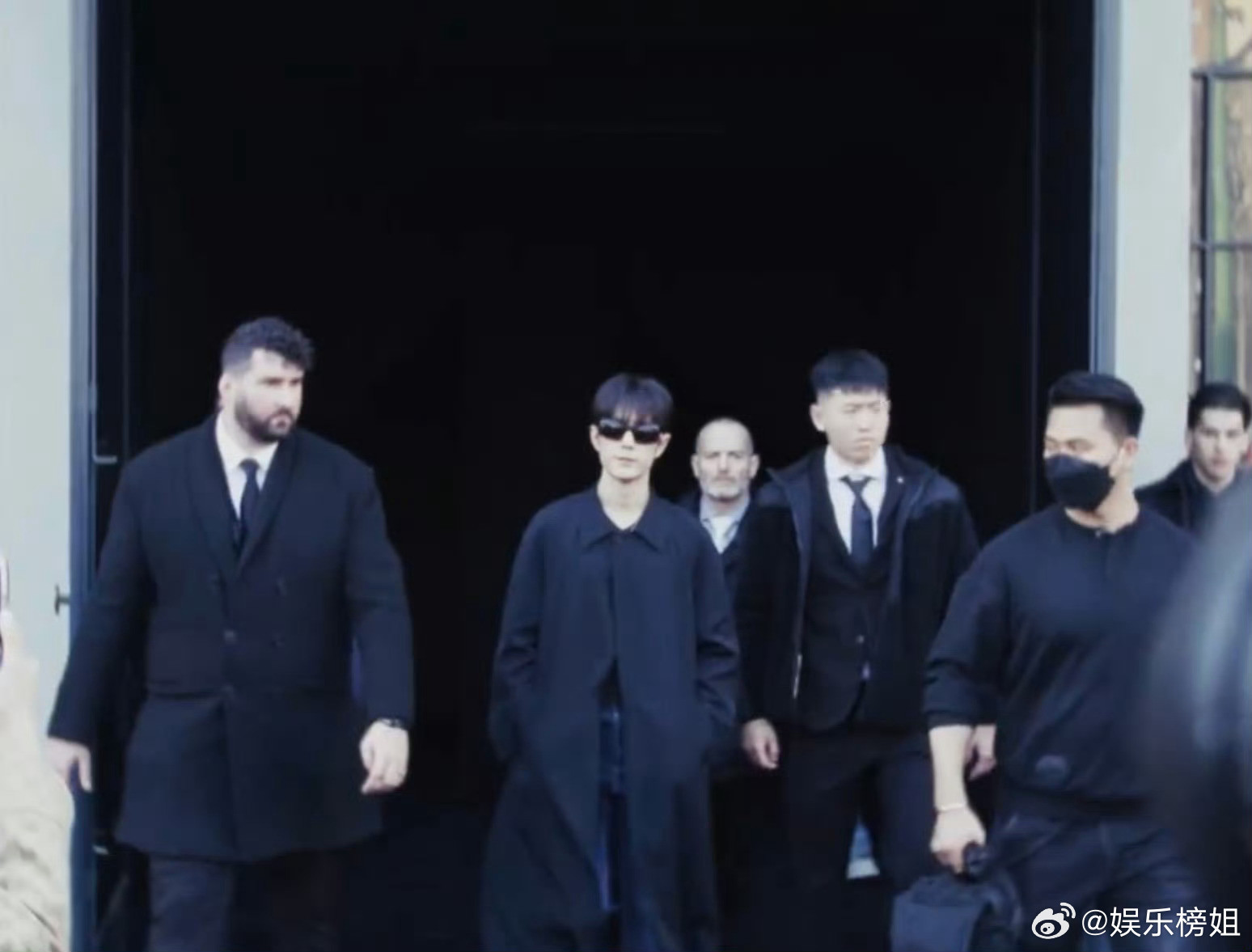 肖战工作室镜头语言肖战米兰时装周vlog更新，再次感叹肖战工作室镜头语言，好会拍