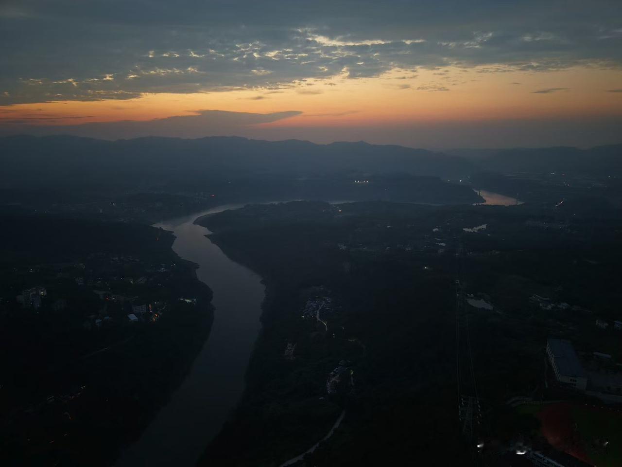 北碚太大了，以后天气预报感觉都要分开报了，老北碚和新五镇天气差异还是蛮大的，就比