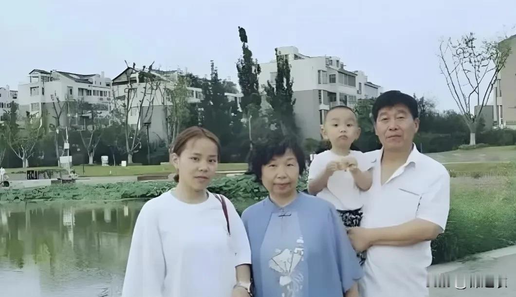 许家很惨，这是毋庸置疑的事情，但是有网友评论说，我是驻马店本地人，老杜跟我在一小