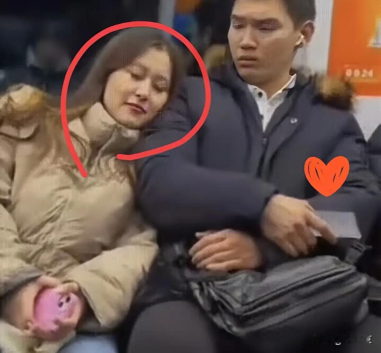 “撑死胆大的，饿死胆小的”。一女子乘坐地铁，发现旁边一位男子是自己喜欢的类型。