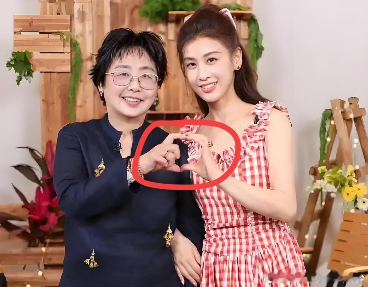 黄圣依妈妈说，我根本不想让我女儿当大明星，我是报社编辑，他爸爸是大学教授，我们在