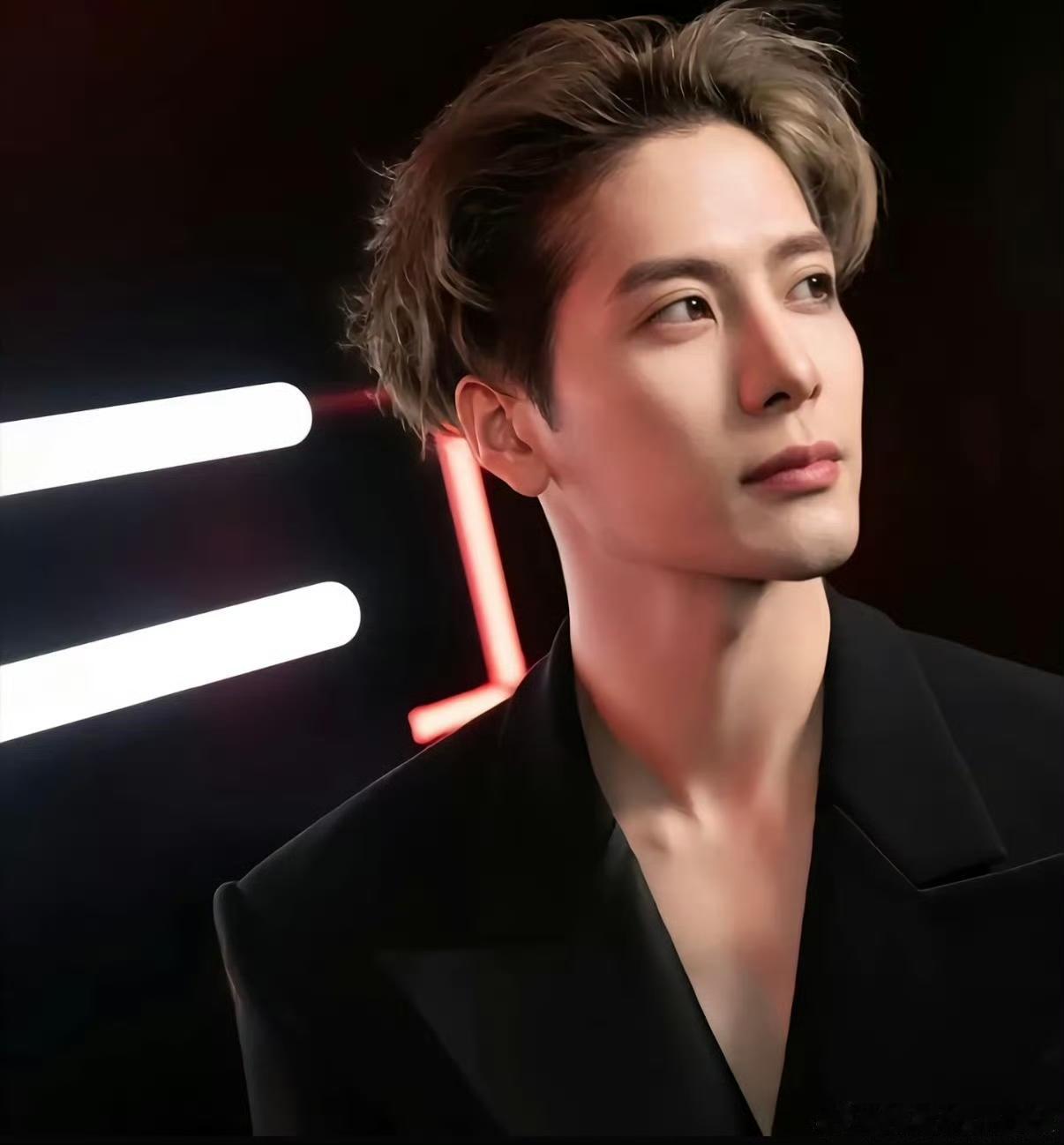 王嘉尔自爆恋爱经历，他不是爱豆吗？现役爱豆能这么大方谈恋爱经历？粉丝不会介意吗？