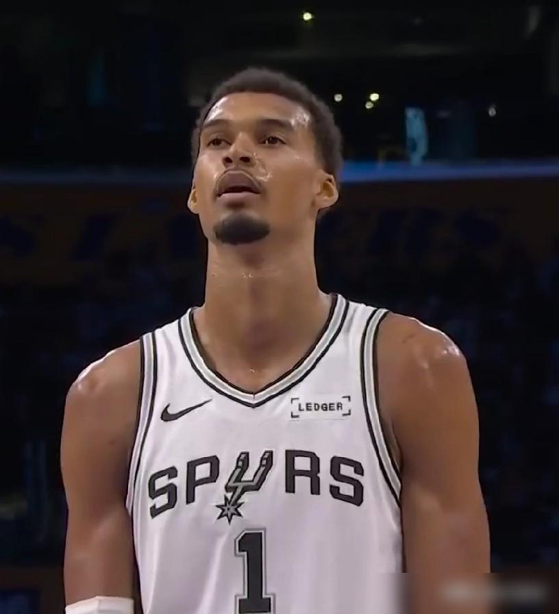 27场比赛打完！！马刺20胜7负排名西部第二，队内场均有8名球员得分上双！！