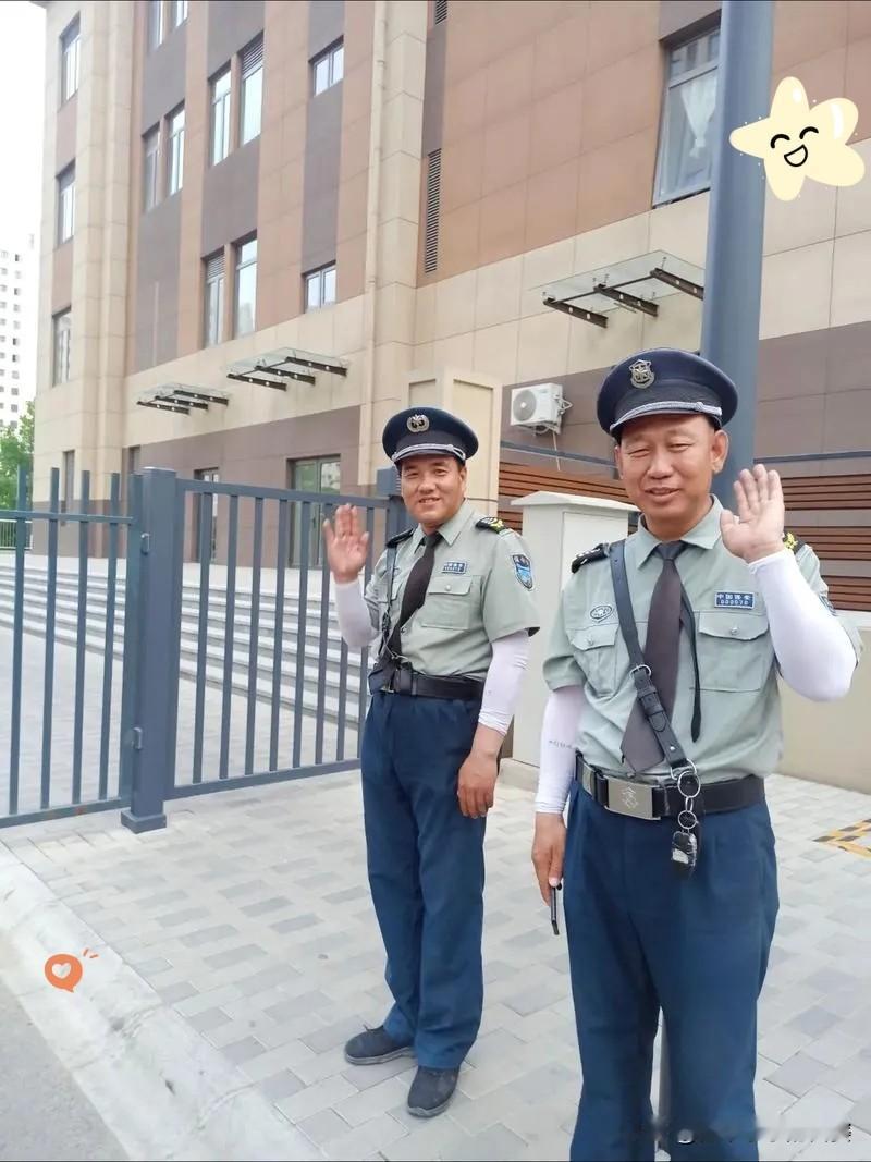 周末在小区门口唠嗑，保安大叔愁眉苦脸的样子特显眼，我忍不住问他咋了。他说自己干了