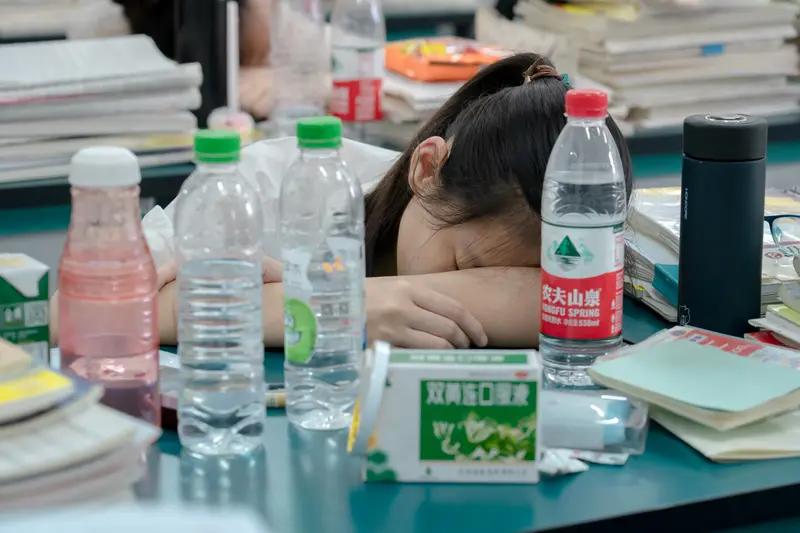 高考期间孩子正确的午睡方法你知道吗？在高考期间，如果孩子能正进行午睡的话