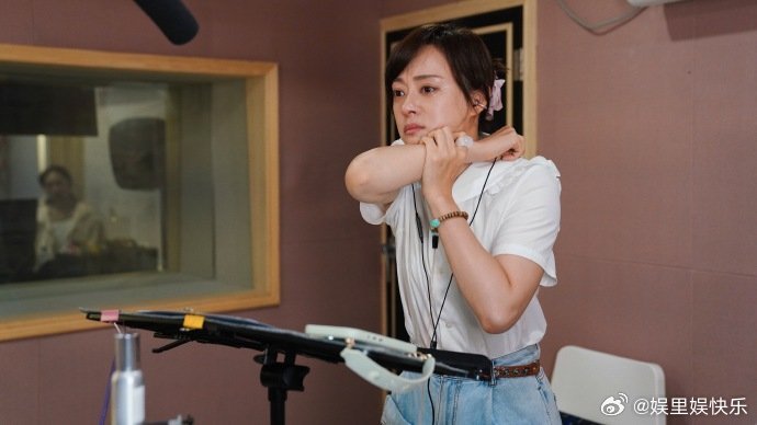 孙俪新剧用一生去治愈童年这部剧藏满心酸细节，孙俪演绎的颜聆总被过往刺痛，耳鸣应激